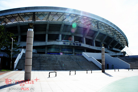 Cũng bởi đang tập dợt và chuẩn bị cho việc thi đấu, nên tất cả đội bóng đều không được tập làm quen sân chính, và chỉ tập ở sân phụ nằm bên cạnh. Vậy nhưng dù là sân phụ, nhưng mặt cỏ ở sân này chẳng hề kém cạnh sân chính, khiến các tuyển thủ trẻ của Việt Nam rất thích thú.