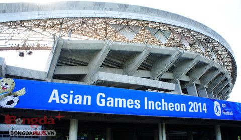 Sáng nay lúc thầy trò HLV Miura có mặt, tại đây đang diễn ra cuộc tập dợt cho nghi thức mở màn các trận đấu của đại hội, trong đó có trận Việt Nam – Iran vào lúc 17h chiều mai.