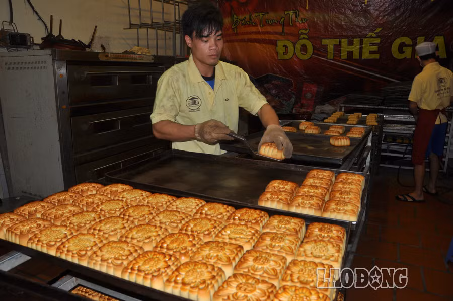 Bánh trung thu cổ truyền chỉ sản xuất vào dịp rằm tháng 8 hàng năm, do nhiều nguyên nhân hiện nay ở Hà Nội các cơ sở sản xuất đã bị mai mòn. Ông Nguyễn Duy Tuấn - Phó chủ tịch phường Xuân Tảo, Bắc Từ Liêm, Hà Nội cho biết, khoảng 5-10 năm trước cả phường có 70-80 hộ làm bánh nhưng đến nay chỉ còn hơn 30 hộ đang duy trì nghề truyền thống.