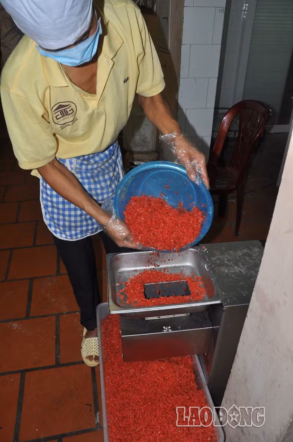 Thịt dăm bông được xay nhuyễn làm nhân, loại nhân bánh này được ưa chuộng trên thị trường bánh trung thu.