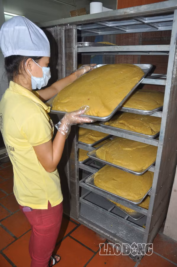 Đậu xanh là nguyên liệu không thể thiếu trong công đoạn sản xuất bánh trung thu. Ở cơ sở cở ông Đỗ Mạnh Thế, việc chọn đậu rất tỉ mỉ, đâu phải là nguyên chất sau khi được mua về rửa sạch, ngâm và xay nhuyễn tại cơ sở để làm nhân bánh.