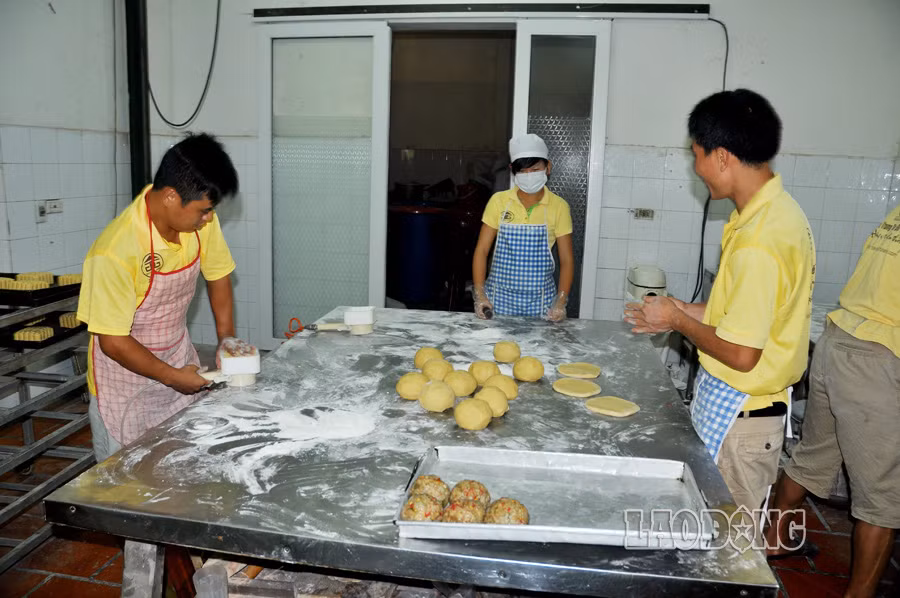 Tại các lò bánh Trung thu cổ truyền, hầu hết các công đoạn được sản xuất theo phương thức thủ công. Ông Đỗ Mạnh Thế, 59 tuổi, chủ xưởng sản xuất bánh ở Xuân Đỉnh, Bắc Từ Liêm, Hà Nội cho biết: "Cơ sở sản xuất của chúng tôi đã trải qua 4 thế hệ, với nhiều loại bánh với hương vị đặc trưng khác nhau phù hợp với khẩu vị của người dân. Sản phẩm bánh của gia đình có đặc tính riêng, không chạy theo thương mại hóa, không dùng chất bảo quản, tránh ảnh hưởng đến hương vị tự nhiên".