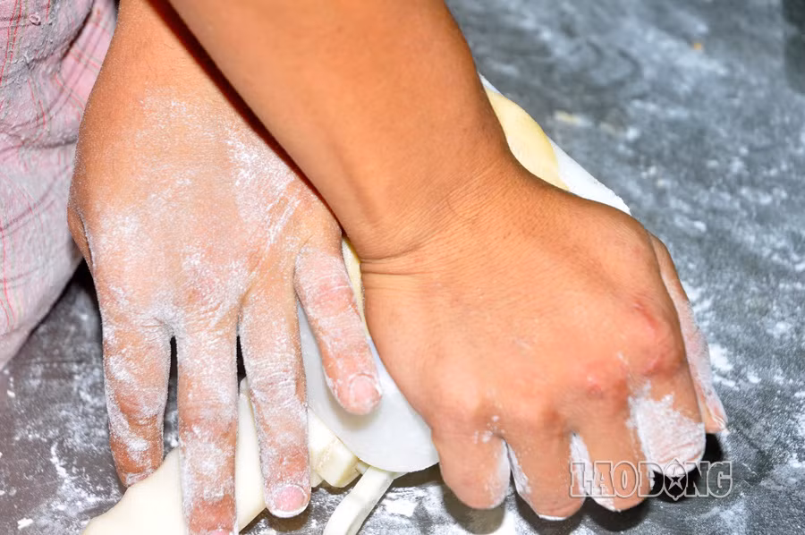 Việc tạo ra một chiếc bánh trung thu phải trải qua nhiều công đoạn như chế biến nguyên liệu, trộn nhân, làm cùi bánh v.v... Mỗi công đoạn đòi hỏi có những người thợ lành nghề, có kinh nghiệm.