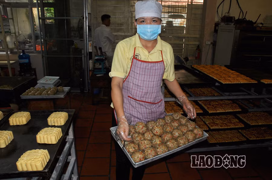 Tiếp sau đó, bánh được đưa vào lò nướng. Ngày xưa bánh nướng bằng lò than nhưng hiện nay đã được thay thế bằng các lò nhiệt điện.