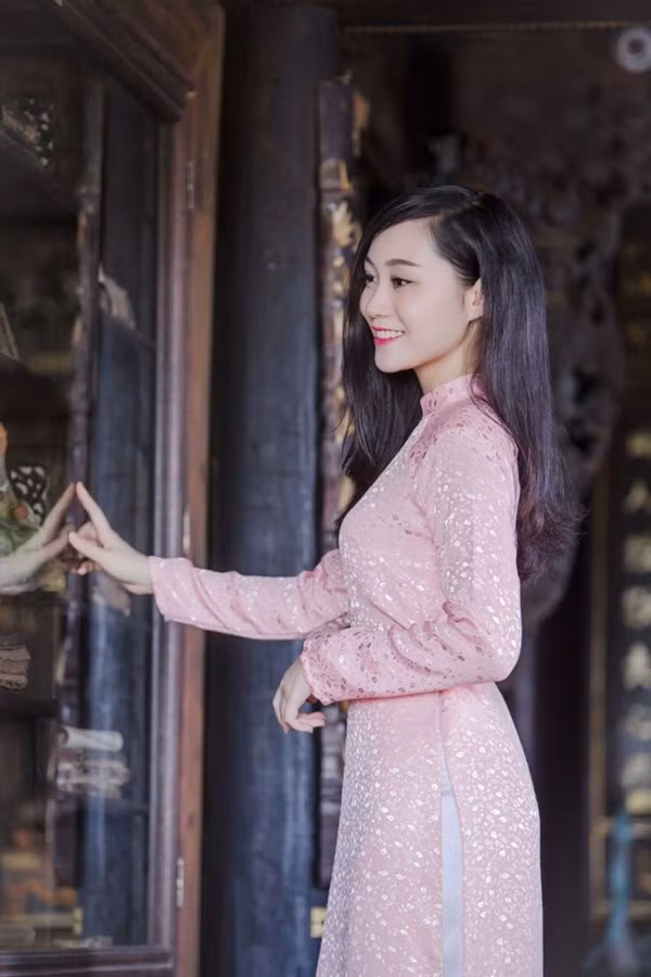 Na chia sẻ: Cô rất thích một câu nói nổi tiếng:" Cuộc sống là một bức tranh đầy màu sắc, và chúng ta hãy vẽ vào bức tranh ấy tất cả những màu sắc bằng khả năng của mình".