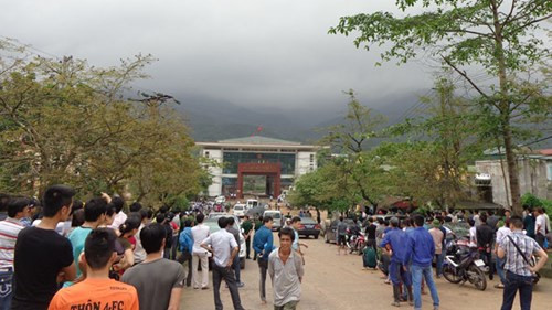 Cổng thông tin điện tử Quảng Ninh cho biết, nhóm 16 người Trung Quốc gồm 10 nam, 4 nữ và 2 trẻ em đã nhập cảnh trái phép vào Việt Nam lúc 4h20 sáng cùng ngày. Trên đường thâm nhập nội địa, họ bị cơ quan chức năng Việt Nam phát hiện và đưa ra cửa khẩu để làm thủ tục trao trả Trung Quốc theo quy định và thông lệ quốc tế. Thủ tục đang được tiến hành ở phía Việt Nam thì vụ thảm sát xảy ra. Ảnh: Tuổi Trẻ.