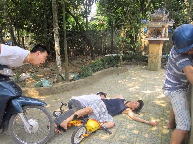 Hiện trường một vụ "tai nạn" xe máy va chạm với... cút kít. Ảnh: Beat, FB, Hai...