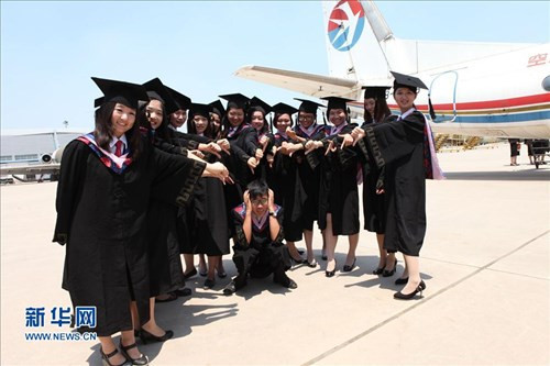 Chụp ảnh tinh nghịch cùng sinh viên nam.