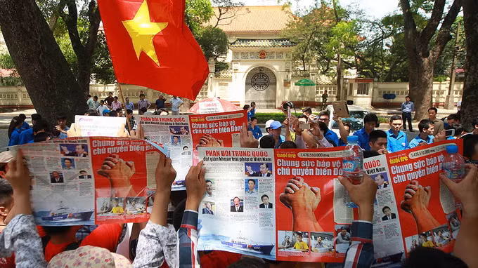 Người dân Hà Nội phản đối hành động của Trung Quốc sáng 11/5. Ảnh: Nguyễn Khánh.