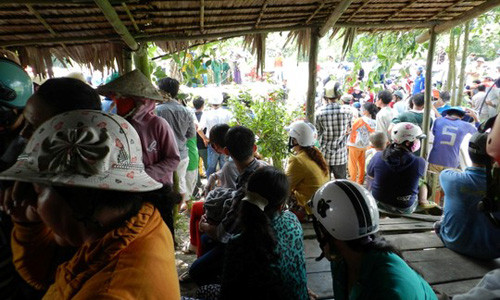 Hàng trăm người dân hiếu kỳ đến xem hiện trường vụ án.