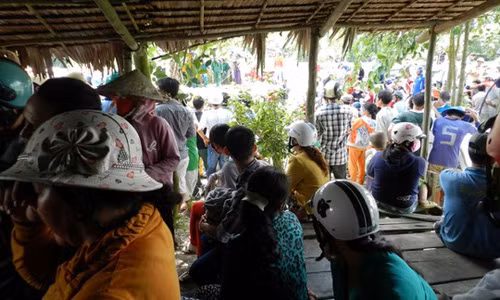 Hàng trăm người dân hiếu kỳ đến xem hiện trường vụ án.