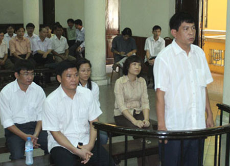 Bùi Tiến Dũng và các thuộc cấp tại phiên tòa diễn ra hồi tháng 7/2010.