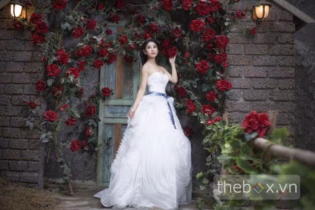 Nhiều ý kiến cảm thấy "tiếc nuối" cho nữ DJ Oxy khi lấy chồng khi còn quá trẻ tuổi. Nick Lê Lam chia sẻ: "Tiếc quá, chị còn trẻ mà lấy chồng sớm quá. Chắc em không còn được xem chị biểu diễn nữa rồi. Mau sớm quay lại và sống hạnh phúc chị nhé".