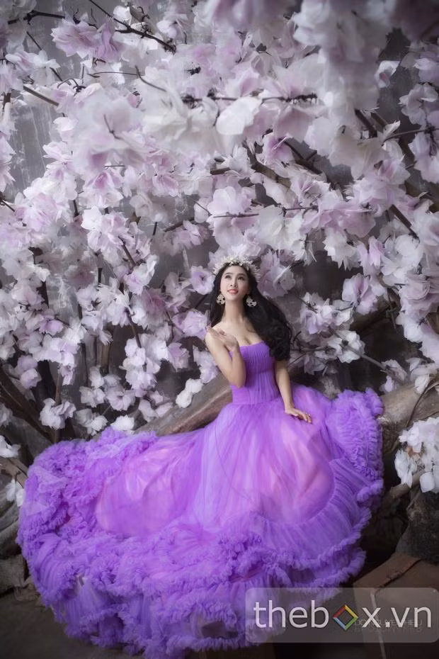 Gây bất ngờ với bộ ảnh cưới, DJ Oxy còn thường xuyên cập nhật những hình ảnh đáng yêu giữa hai người. Cô nàng liên tục chia sẻ những khoảnh khắc hạnh phúc của cả hai cùng với những món quà tình yêu do Bằng Cường trao tặng.