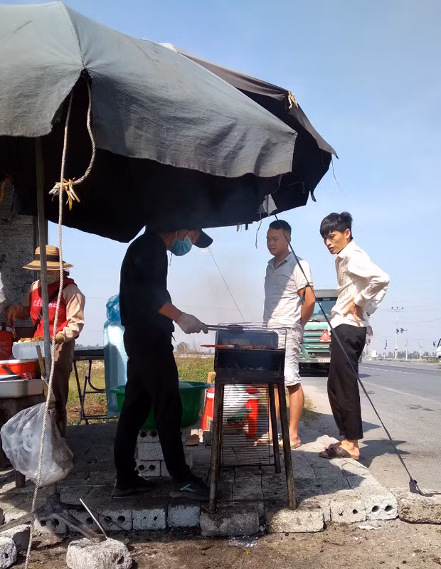 Mo quan com di dong tren xe tai, vo chong tre bam quoc lo kiem song