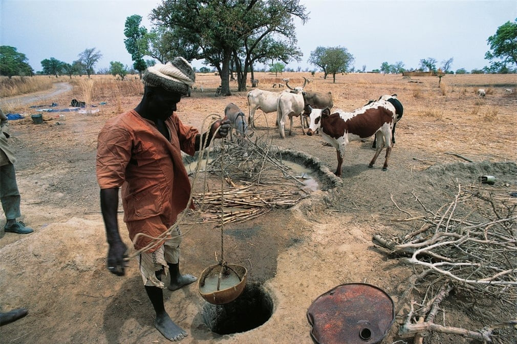 Ở Burkina Faso, mực nước ngầm giảm do hạn hán.