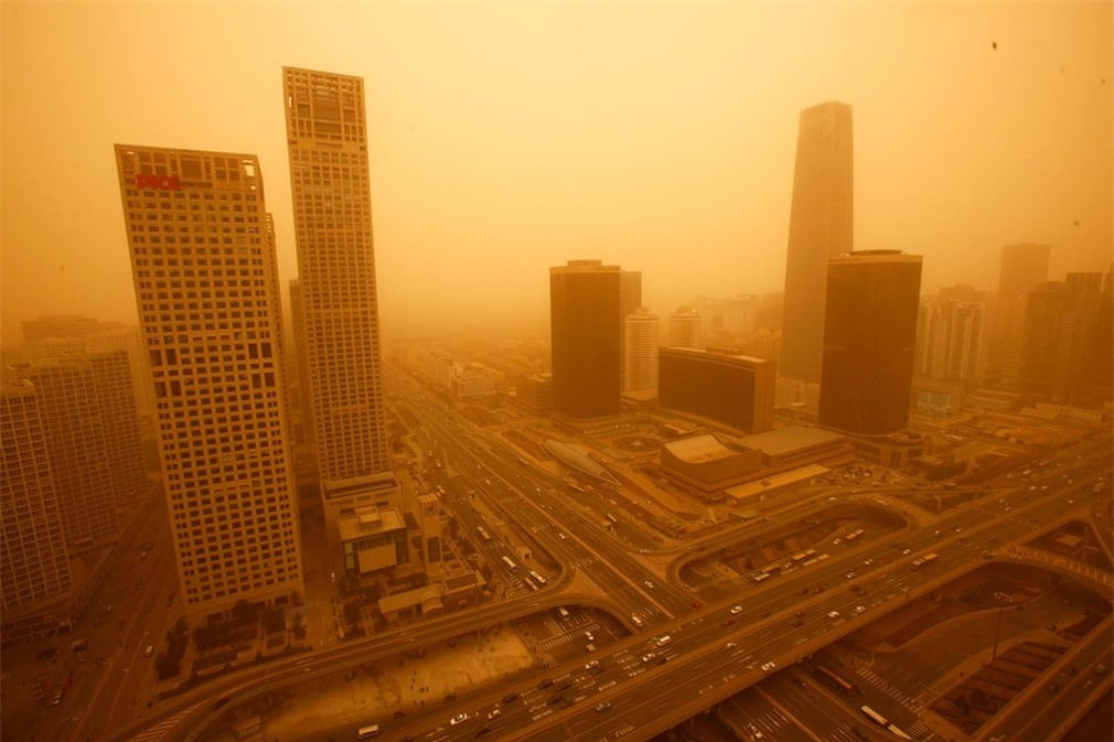 Khi gió xuân thổi vào từ sa mạc Gobi, chúng thường mang theo một lượng lớn bụi cát theo hướng đông về phía Bắc Kinh và đến bán đảo Triều Tiên và thậm chí đến tận Nhật Bản.