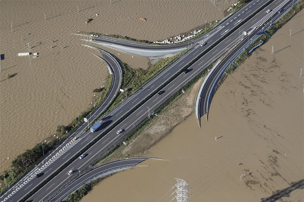 Vào tháng 10/ 2019, Nhật Bản đã phải hứng chịu một trong những cơn bão mạnh nhất đổ bộ vào nước này trong nhiều thập kỷ - bão Hagibis. Gió giật đạt tới 225km/h khiến nhiều con sông vỡ bờ, gây ngập lụt nhiều tỉnh thành. Có khoảng nửa triệu ngôi nhà bị cắt điện.