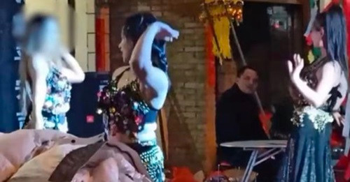 Choang vang dan vu cong goi cam nhay cuc sung trong dam tang