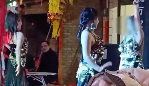 Choang vang dan vu cong goi cam nhay cuc sung trong dam tang-Hinh-2