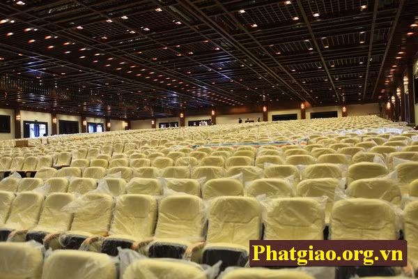 Hàng ghế với hơn 3.000 chỗ ngồi đã vào vị trí, chờ đón các đoàn Đại biểu tham dự Đại lễ.