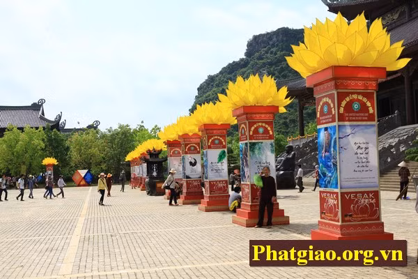 Hàng cột sen vàng đã được dựng trước điện Tam Thế.