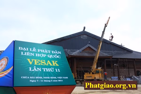 Hội trường chính đã đi vào giai đoạn hoàn thành và trang trí, sự nỗ lực không biết mệt mỏi của hàng trăm công nhân nơi đây đang hướng về ngày Khai mạc Đại lễ Phật đản Vesak LHQ 2014, những công đoạn cuối cùng đang khẩn trương hoàn thành.