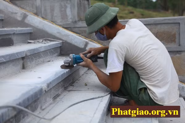 Những người thợ công nhân đang cần mẫn, tỷ mỷ trong công việc của mình.