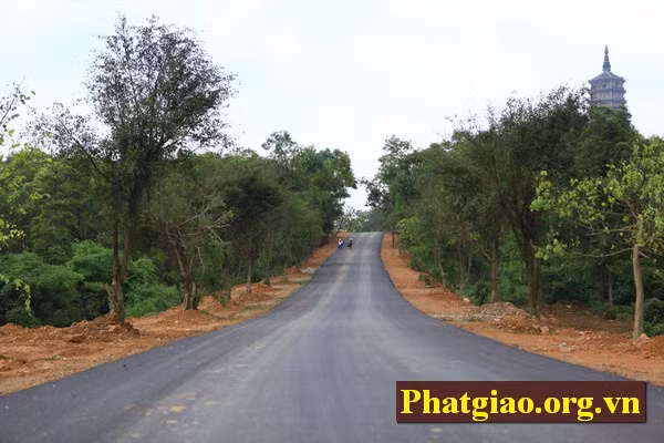 Con đường nhựa mới được hoàn thành, chào đón các đoàn Đại biểu về tham dự...