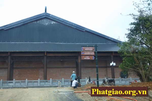 Thu dọn các vật liệu sau khi xây dựng xong...