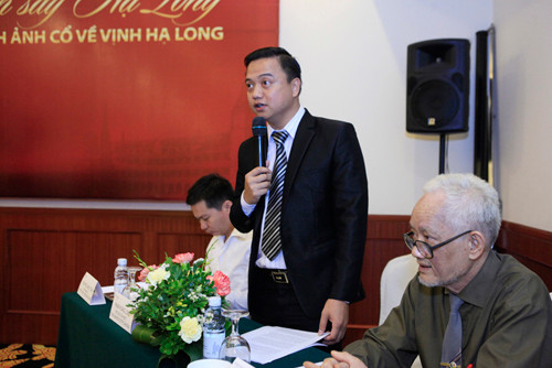 Chiều 28/4, tại Hà Nội, hai cha con nhà giáo Đoàn Thịnh và Đoàn Bắc đã giới thiệu những bộ ảnh cổ tuyệt đẹp về Hạ Long sẽ trưng bày trong khuôn khổ sự kiện Carnaval Hạ Long (25/4 đến 1/5/2014). Ảnh: Nhà sưu tầm Đoàn Thịnh và BTC "Men say Hạ Long" giới thiệu về bộ sưu tập vịnh Hạ Long cổ.