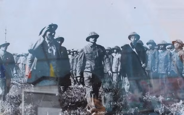 Nhân dịp kỷ niệm 60 năm chiến thắng Điện Biên Phủ (7/5/1954 – 7/5/2014), UBND TP.Đà Nẵng phối hợp với Sở Văn hoá – Thể thao & Du lịch tổ chức triển lãm ảnh tư liệu quý giá nhằm tái hiện những khoảnh khắc lịch sử trên chiến trường Điện Biên. Ảnh: Bác Hồ thăm hỏi, động viên các chiến sĩ.