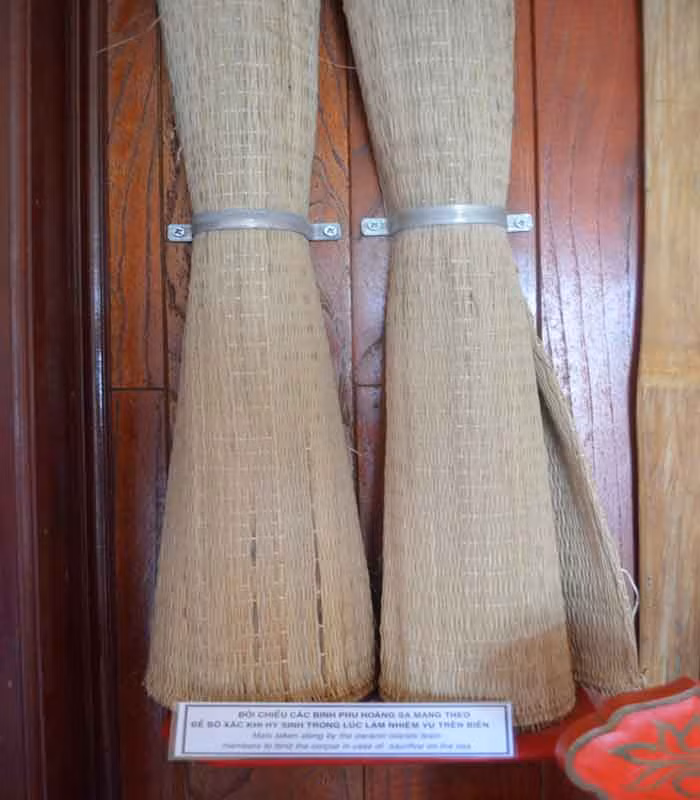 Tất cả đồng đội đều cúi đầu gửi nguyện ước lên trời xanh rằng thi hài đã mất sẽ trôi dạt vào bờ để người dân biết tên họ, quê quán người hi sinh vì nước mà chôn cất. Ảnh: Đôi chiếu mang theo để bó thi hài.