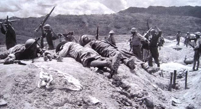 Mỗi bức ảnh là một câu chuyện xuyên suốt thiên sử vàng chói lọi của cả dân tộc. Từ hình ảnh đầu tiên khi Bác Hồ cùng bộ chính trị họp bàn mở chiến dịch lịch sử, tiếp đến là diễn biến của cuộc chiến đấu gian khổ, ác liệt nhưng cũng vô cùng vinh quang của quân và dân ta trong cuộc kháng chiến dành từng tấc đất thiêng liêng của quê hương. Ảnh: Ngày 22/4/1945, vị trí 206 đã bị quân ta tiêu diệt, quân địch còn sống sót giơ tay xin ra hàng.