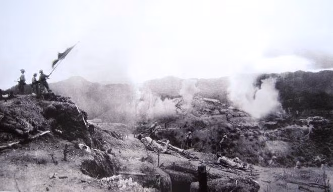 Đến với Vũng Chùa – Đảo Yến hôm nay là đông đảo nhân dân từ khắp mọi miền tổ quốc tới viếng mộ, thắp nén hương thành kính lên anh linh của người. Đó có lẽ là sự tri ấn sâu sắc nhất đối với người anh hùng dân tộc – vị Đại Tướng huyền thoại của nhân dân Việt Nam, người con ưu tú của quê hương Quảng Bình. Ảnh: Các chiến sỹ xung kích phất cao lá cờ “Quyết chiến – Quyết thắng” trên nóc hầm chỉ huy cứ điểm đồi Độc Lập sau khi quân ta tiêu diệt hoàn toàn vị trí này vào ngày 14/3/1954.