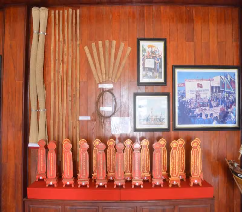 Ngày nay, tại nhà trưng bày Hải đội Hoàng Sa, Bắc Hải còn lưu giữ những hành trang năm xưa quân binh mang theo. Đó là 1 đôi chiếu, 7 nẹp tre, 7 sợi dây mây, 1 thẻ bài khắc tên họ, quê quán. Hành trang đó như để khẳng định một tấm lòng, một tinh thần cảm tử quyết tâm ra đi của những hùng binh khi ấy. Ảnh: Bài vị khắc tên họ, quê quán của các quân binh Hoàng Sa, Bắc Hải. (Ảnh: Tam Hiệp - Hà Kiều).