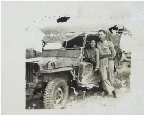 Cao Văn Khánh và Ngọc Toản chụp trên chếc xe Jeep tại Điện Biên Phủ 5/1954.