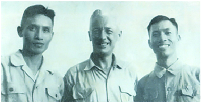 Từ trái qua phải: Đại tá Lê Trọng Tấn (Đại đoàn trưởng Đại đoàn 312) Đạo diễn Roman Karmen (18), Đại tá Cao Văn Khánh- Đại đoàn phó Đại đoàn 308, chụp tại Điện Biên Phủ tháng 5 năm 1954.