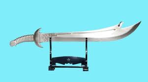 Dao, kiếm: Nhiều người có sở thích sưu tầm dao, kiếm và coi đó là một thú vui trong cuộc sống, thậm chí trưng bày chúng trong phòng ngủ. Về mặt phong thủy thì đó là điều kỵ. Thông thường, dao kiếm có sát khí rất nặng, ngoại trừ những người làm các công việc phải sử dụng đến chúng hoặc những người biết võ công.