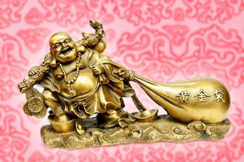 Bạn nên bố trí những vật này ở phòng khách hoặc nên xây riêng một Phật đường, tiện hơn là sắp xếp một gian phòng chuyên dùng cho việc thờ cúng. Và nếu bạn vẫn đặt tượng thần Phật trong phòng ngủ, đôi khi bạn sẽ dễ bỏ lỡ cơ hội tốt trong công việc, hoặc chỉ mãi là một nhân viên ở mức trung bình.