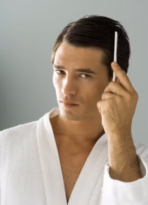 Nam giới nằm mơ bị rụng tóc: Có thể trong người tiềm ẩn nhiều bệnh tật, cần chú ý rèn luyện sức khỏe.