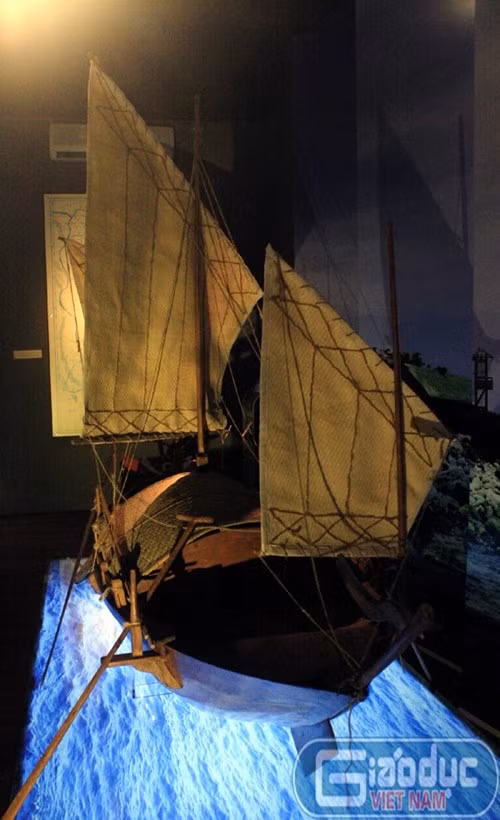 Trong cuộc chinh phục biển cả, chỉ bằng những chiếc ghe bầu nhỏ bé ông cha ta đã để lại cả một tài sản vô giá cho chúng ta là quần đảo Hoàng Sa và Trường Sa.