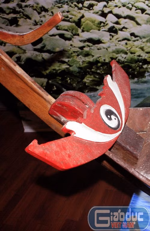 Biểu tượng thường thấy của ghe bầu nằm ở mũi thuyền của hải đội Hoàng Sa.