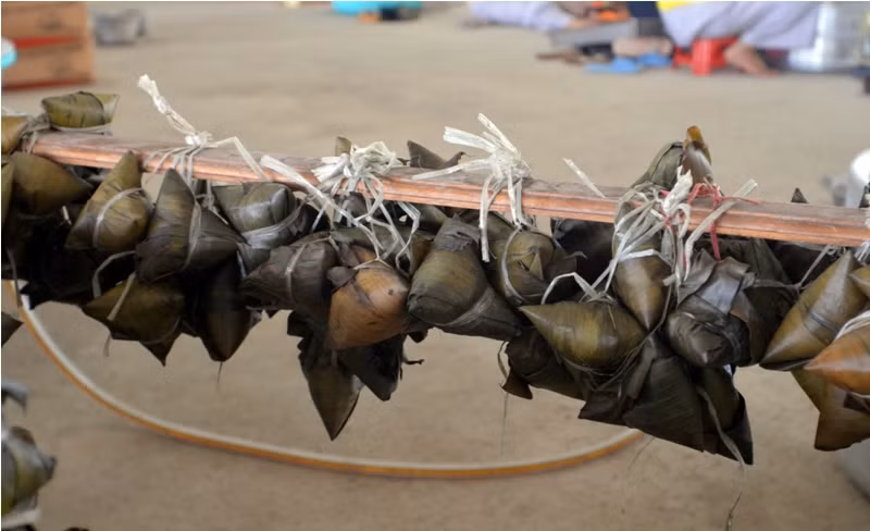 Bánh được treo lên cho ráo nước.