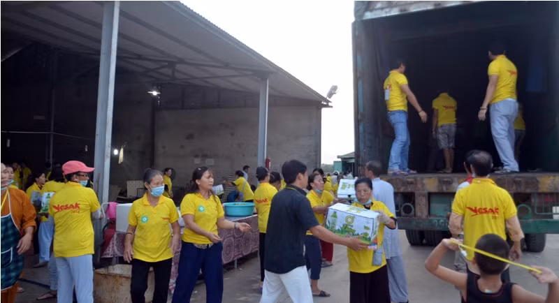 Đồ khô được chuyển từ TP. HCM ra bằng hai container.