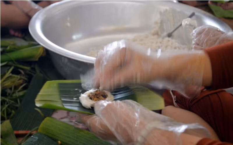 Chính tay các tăng ni, phật tử, tình nguyện viên làm các món ăn.