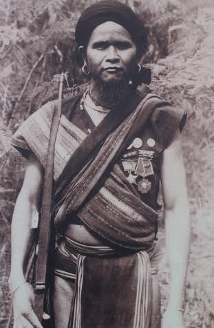 Anh hùng Đinh Núp (2/5/1914 – 10/7/1999), còn có tên là Sar, là một nhân vật lịch sử Việt Nam, người dân tộc Ba Na có nhiều công lao trong công cuộc xây dựng và bảo vệ tổ quốc. Ông sinh ra tại làng Stơr, xã Tơ Tung, huyện KBang, tỉnh Gia Lai. Nhân dịp kỷ niệm 100 năm ngày sinh anh hùng Núp (2/5/1914-2/5/2014), vào ngày 29/4, Hội Văn học nghệ thuật tỉnh Gia Lai đã khai mạc triển lãm ảnh giới thiệu cuộc đời và sự nghiệp của ông tại thành phố Pleiku. Ảnh: Anh hùng Núp, khoảng sau năm 1954.