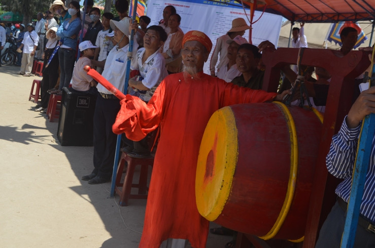  Trong chuyến hải trình dài ngày đến Hoàng Sa, Trường Sa, người lính đã biết là sẽ gặp hiểm nguy do sóng to, gió lớn rình rập, hoặc những nguyên nhân nào khác thì cũng sẽ lấy lòng biển khơi làm nơi mai táng mình. Ảnh: Ông Nguyễn Cậu, trưởng làng An Vĩnh, đánh trống xuất quân hùng binh Hoàng Sa. 