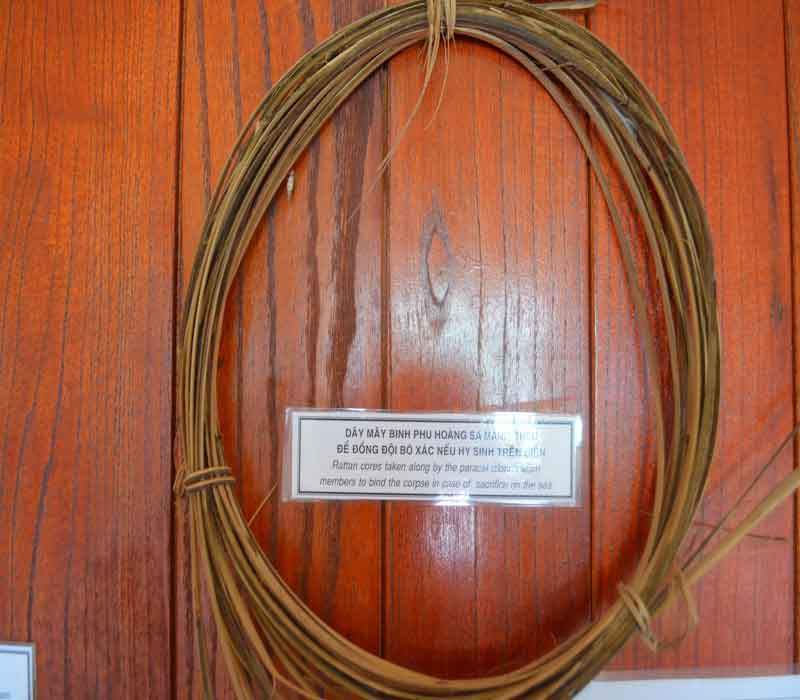  Ngoài những vật dụng cần thiết mang theo để sống cho chuyến đi, mỗi quân binh của Hải đội Hoàng Sa, Bắc Hải còn chuẩn bị cho mình 1 đôi chiếu, 7 nẹp tre, 7 sợi dây mây, 1 thẻ bài khắc tên họ, quê quán. Ảnh: Dây mây đội quân binh Hoàng Sa mang theo để đồng đội bó xác nếu hi sinh trên biển.