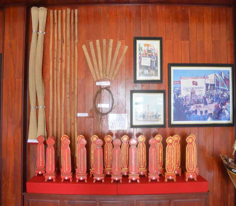  Ngày nay, tại nhà trưng bày Hải đội Hoàng Sa, Bắc Hải còn lưu giữ những hành trang năm xưa quân binh mang theo. Đó là 1 đôi chiếu, 7 nẹp tre, 7 sợi dây mây, 1 thẻ bài khắc tên họ, quê quán. Hành trang đó như để khẳng định một tấm lòng, một tinh thần cảm tử quyết tâm ra đi của những hùng binh khi ấy. Ảnh: Bài vị khắc tên họ, quê quán của các quân binh Hoàng Sa, Bắc Hải. (Ảnh: Tam Hiệp - Hà Kiều). 